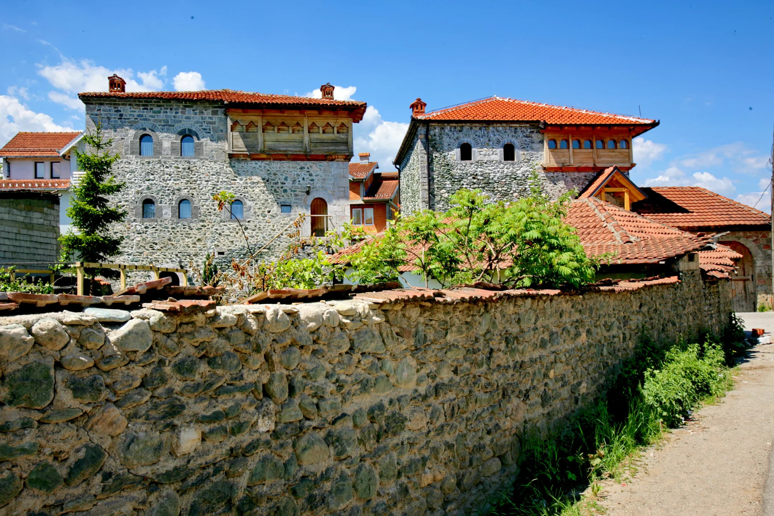Kullat monumentale prej guri dhe odat tradicionale në Junik