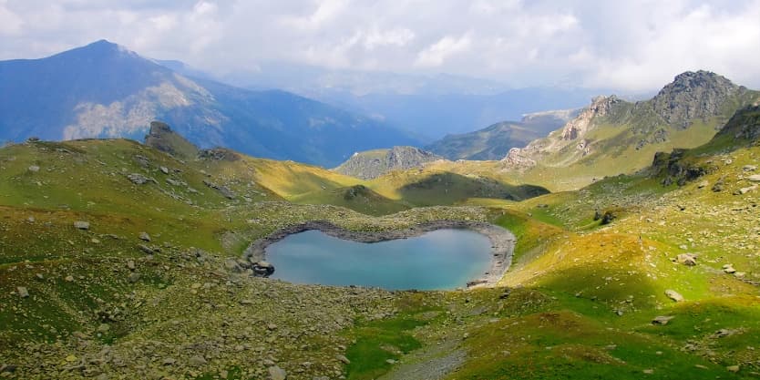 Qetësia e ujërave alpine