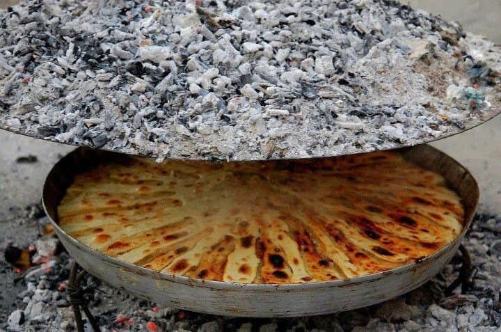 Fli tradicionale e pjekur në saç me prush druri në Junik